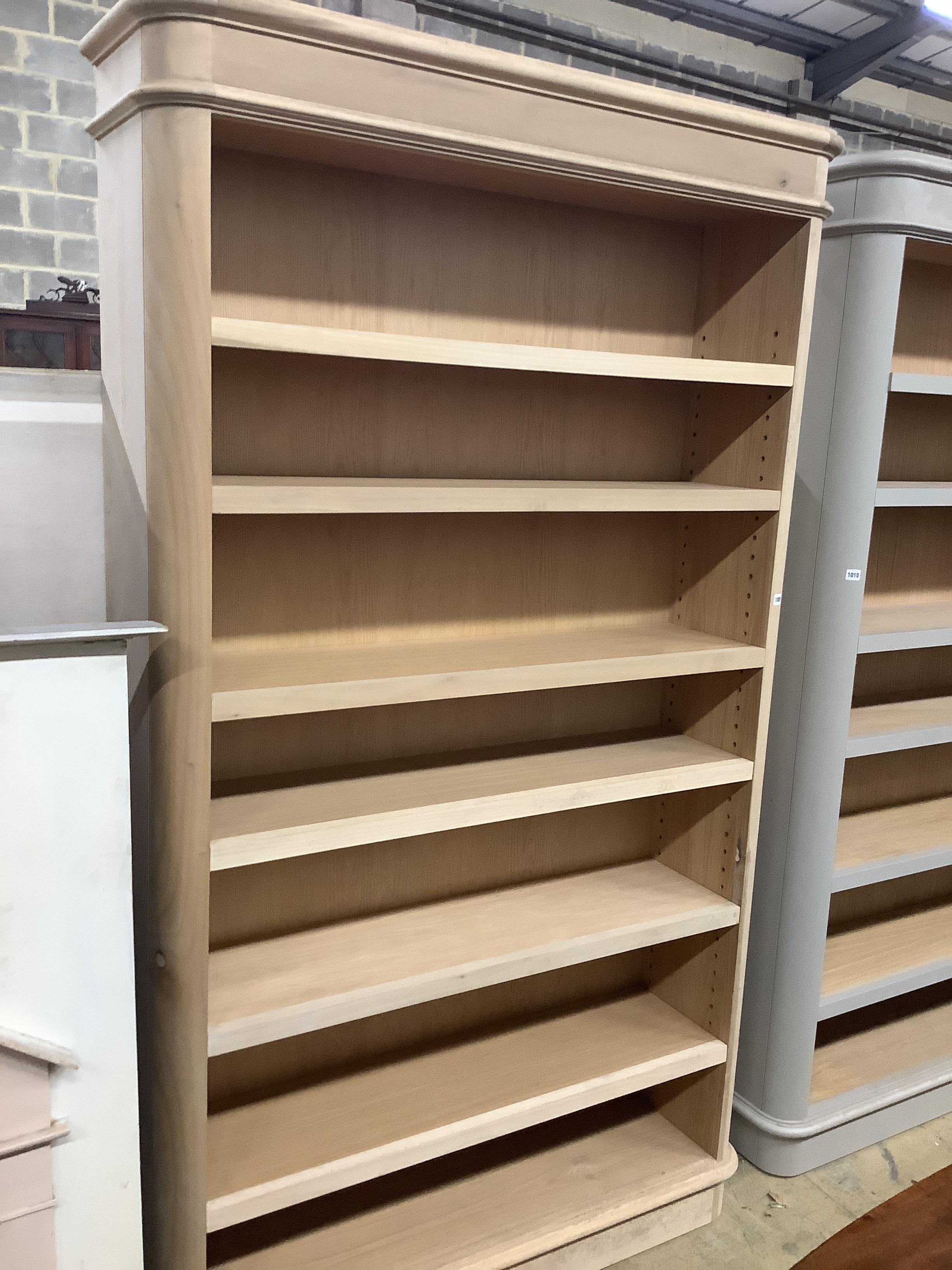 A contemporary oak veneered open bookcase by Inglis Hall, Lewes RRP £3800, width 137cm, depth 33cm, height 230cm